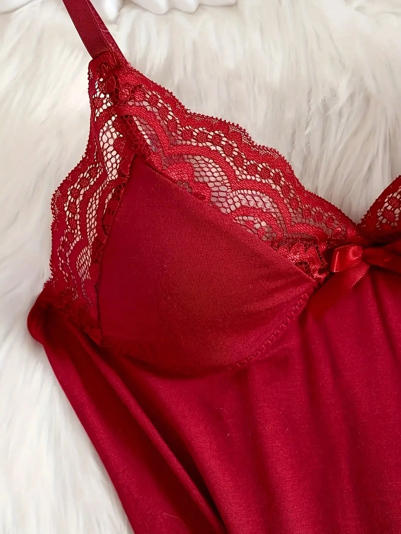 3PCS Slip Into Elegance With This 3pcs Women's Lace Pajama Set. Designed With Sheer Lace Panels And Side Slits