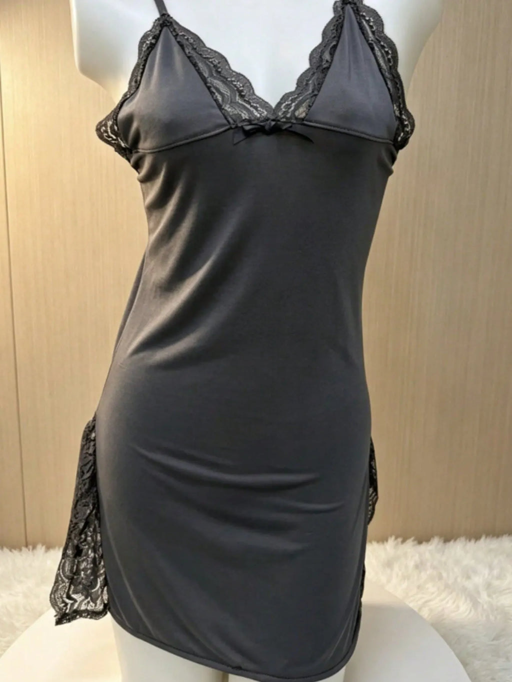 3PCS Slip Into Elegance With This 3pcs Women's Lace Pajama Set. Designed With Sheer Lace Panels And Side Slits