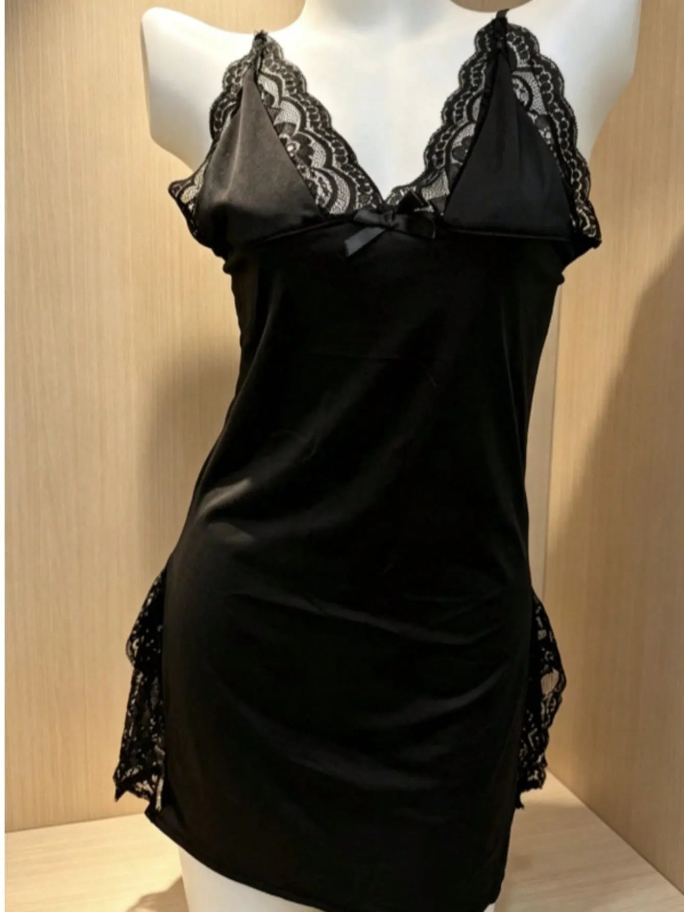 3PCS Slip Into Elegance With This 3pcs Women's Lace Pajama Set. Designed With Sheer Lace Panels And Side Slits