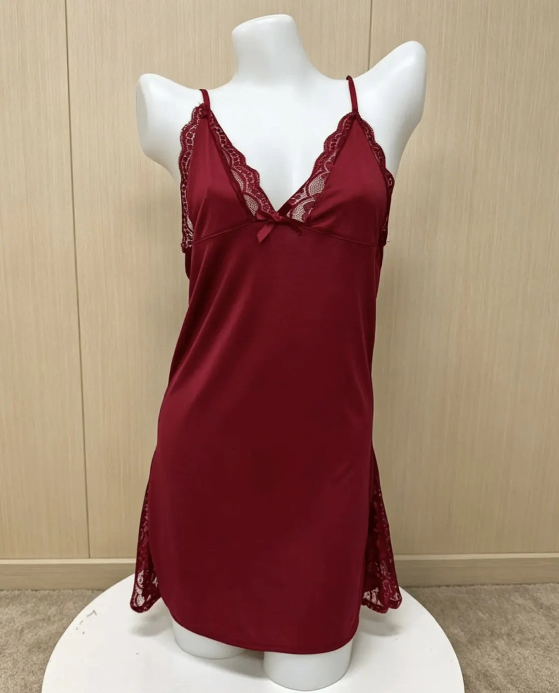 3PCS Slip Into Elegance With This 3pcs Women's Lace Pajama Set. Designed With Sheer Lace Panels And Side Slits