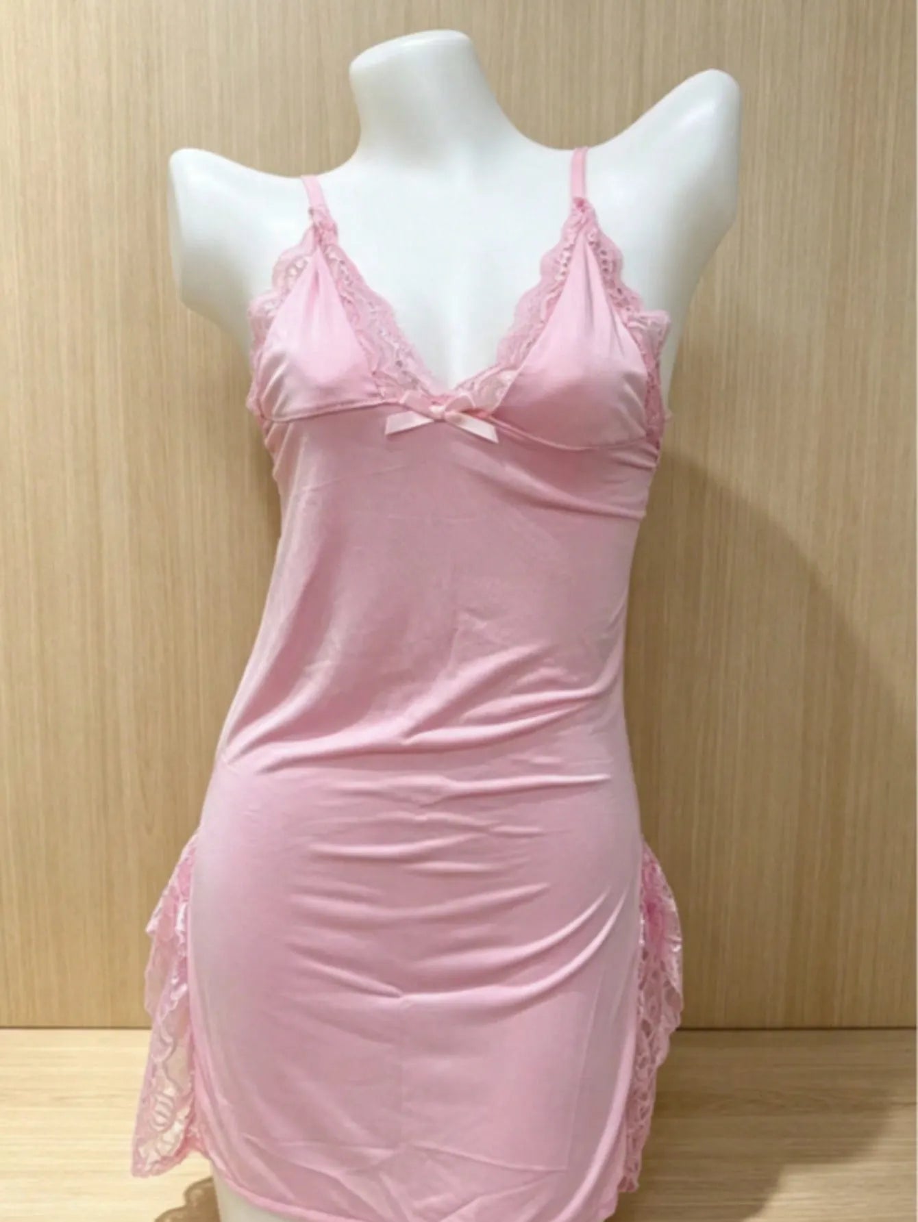 3PCS Slip Into Elegance With This 3pcs Women's Lace Pajama Set. Designed With Sheer Lace Panels And Side Slits