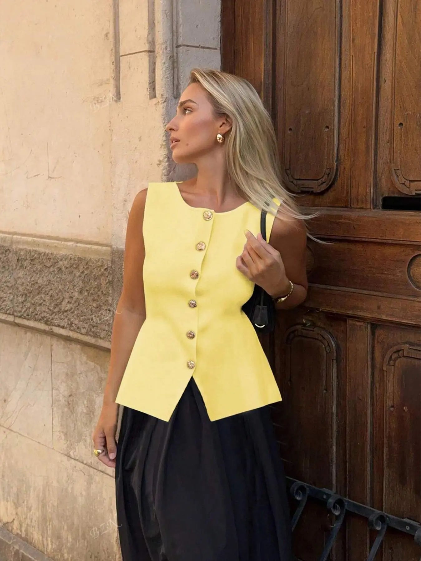 Women's Plain Metal Button Design Elegant Fitted Sweater Vest, Casual Sleeveless Round Neck Knit Top for Spring, Fashion Women's Knitwear for Daily Wear