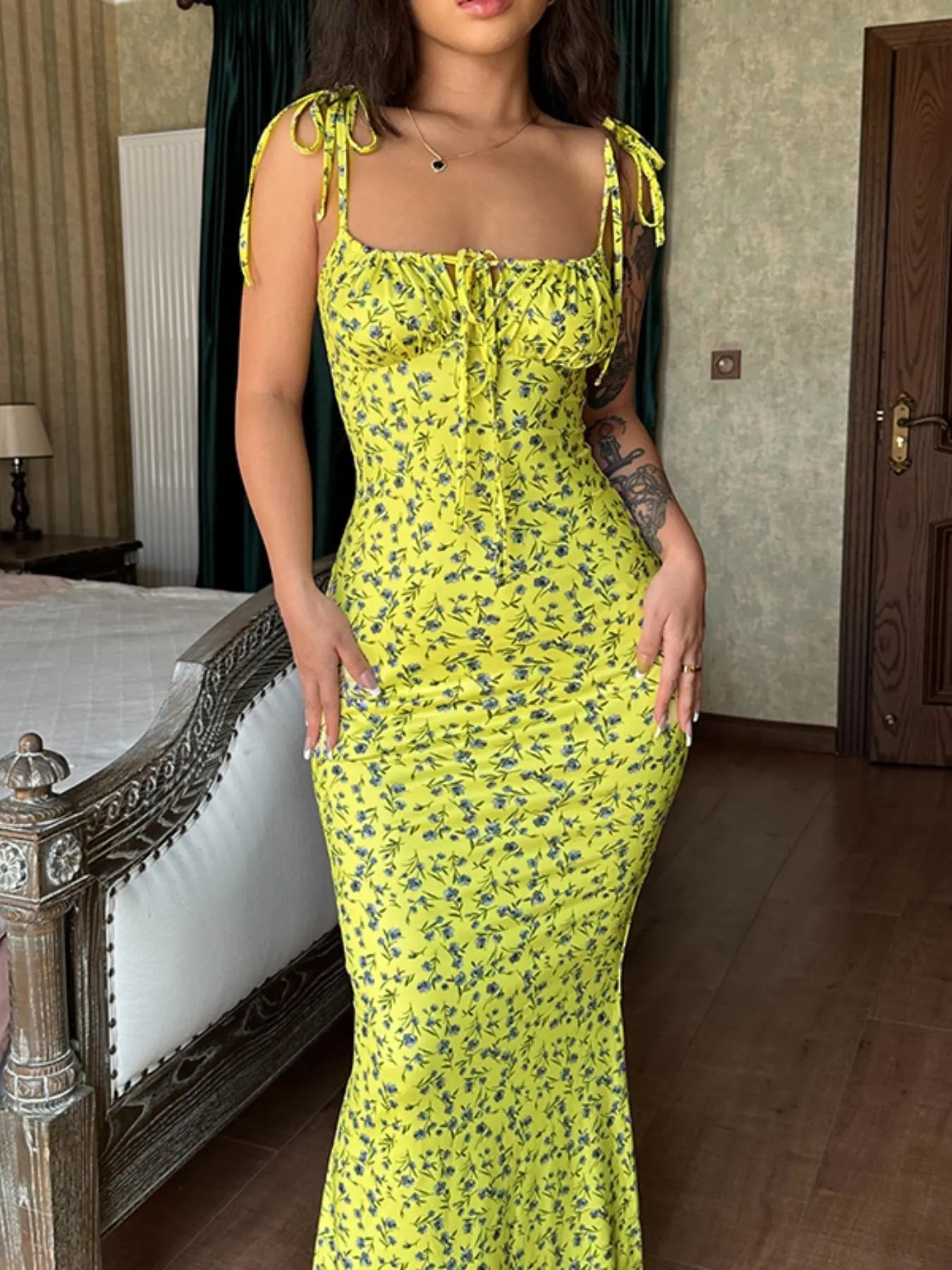 Women's Feminine Ditsy Floral Print Backless Tie Shoulder Mermaid Dress, Elegant Tie Front Maxi Cami Bodycon Dress for Holiday Party, Summer Clothes Women, Summer Dresses for Women Elegance